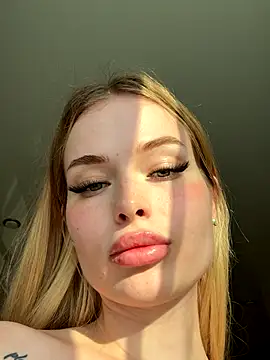 Snapshot of Vladamais chatting on 09/30/25, 02:33 Vladamais online show from 09/30/25, 02:33