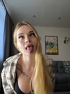 Snapshot of Vladamais chatting on 10/06/25, 01:41 Vladamais online show from 10/06/25, 01:41