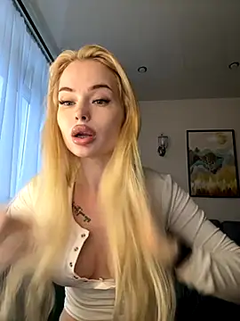 Snapshot of Vladamais chatting on 11/13/25, 10:25 Vladamais online show from 11/13/25, 10:25