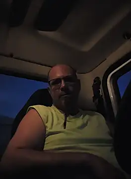 Snapshot of KrazyLegz chatting on 10/04/25, 11:58 KrazyLegz online show from 10/04/25, 11:58