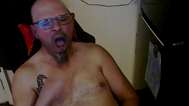 Snapshot of KrazyLegz chatting on 10/19/25, 02:01 KrazyLegz online show from 10/19/25, 02:01