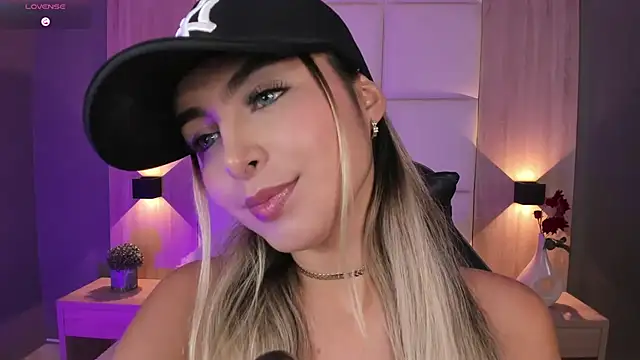 Snapshot of bella1207 chatting on 09/20/25, 07:48 bella1207 online show from 09/20/25, 07:48