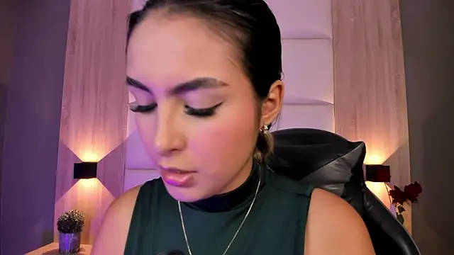 Snapshot of bella1207 chatting on 09/26/25, 07:18 bella1207 online show from 09/26/25, 07:18