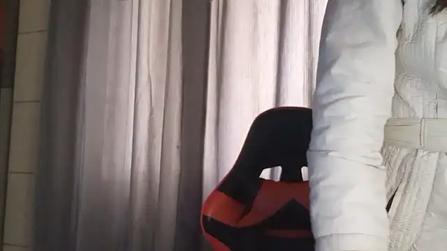 Snapshot of bombomepimenta chatting on 11/24/25, 12:27 bombomepimenta online show from 11/24/25, 12:27