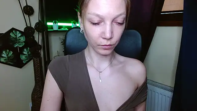 EmillyPlay online show from 04/07/26, 05:52
