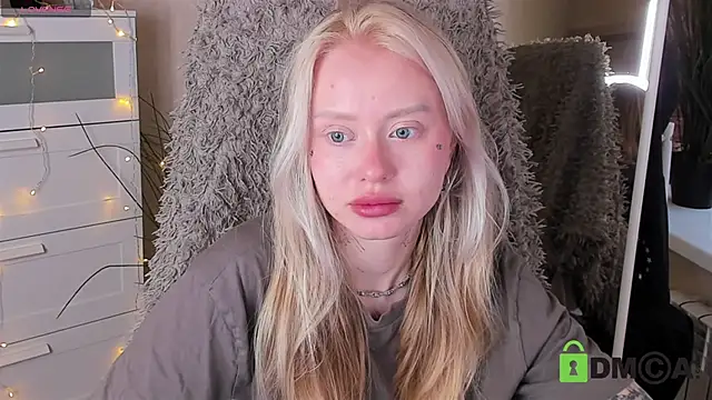 Snapshot of MalenaErnman chatting on 10/14/25, 10:38 MalenaErnman online show from 10/14/25, 10:38