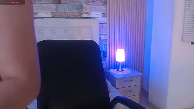 isabella smith  online show from 10/07/25, 04:59