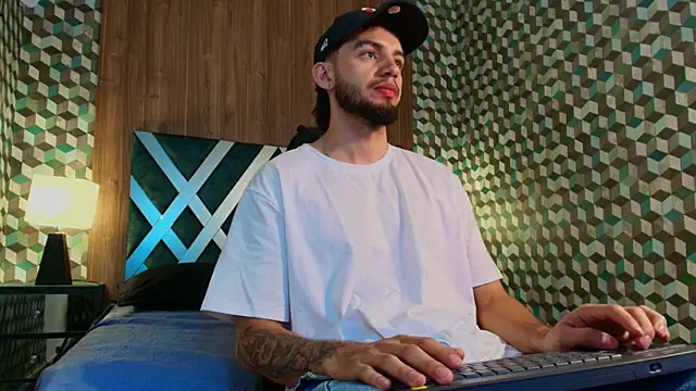 Snapshot of Michael_magno chatting on 11/18/25, 05:28 Michael magno online show from 11/18/25, 05:28