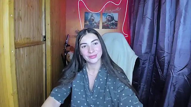 Fiery Brunette  online show from 12/24/24, 05:55
