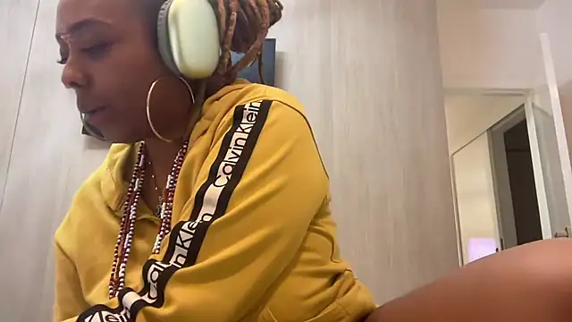 Snapshot of ChocolateCakeQueen chatting on 01/27/25, 11:43 ChocolateCakeQueen online show from 01/27/25, 11:43