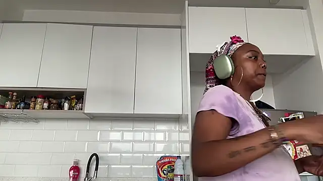 Snapshot of ChocolateCakeQueen chatting on 02/10/25, 06:03 ChocolateCakeQueen online show from 02/10/25, 06:03