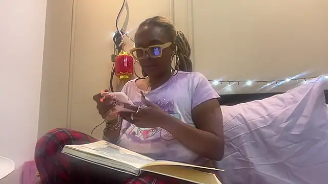 Snapshot of ChocolateCakeQueen chatting on 02/11/25, 02:14 ChocolateCakeQueen online show from 02/11/25, 02:14