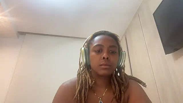 Snapshot of ChocolateCakeQueen chatting on 02/13/25, 06:38 ChocolateCakeQueen online show from 02/13/25, 06:38