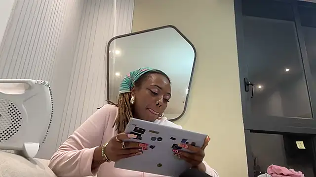 Snapshot of ChocolateCakeQueen chatting on 02/19/25, 12:25 ChocolateCakeQueen online show from 02/19/25, 12:25