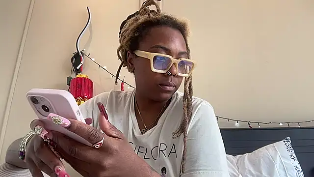 Snapshot of ChocolateCakeQueen chatting on 02/22/25, 08:31 ChocolateCakeQueen online show from 02/22/25, 08:31