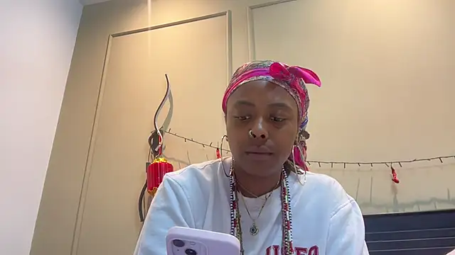 Snapshot of ChocolateCakeQueen chatting on 03/02/25, 11:42 ChocolateCakeQueen online show from 03/02/25, 11:42