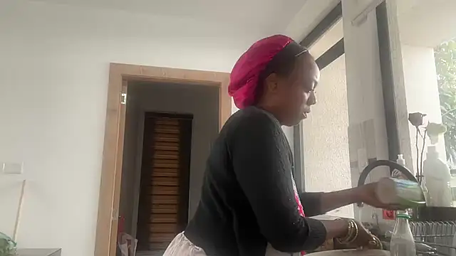 Snapshot of ChocolateCakeQueen chatting on 10/18/25, 03:02 ChocolateCakeQueen online show from 10/18/25, 03:02