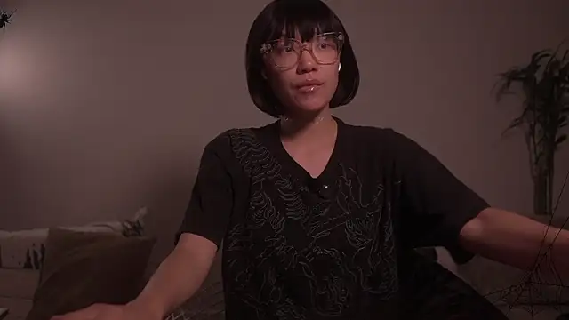 Snapshot of meganmei666 chatting on 10/28/25, 01:42 meganmei666 online show from 10/28/25, 01:42