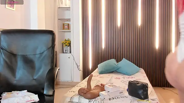 victoria mooree online show from 10/18/25, 04:41