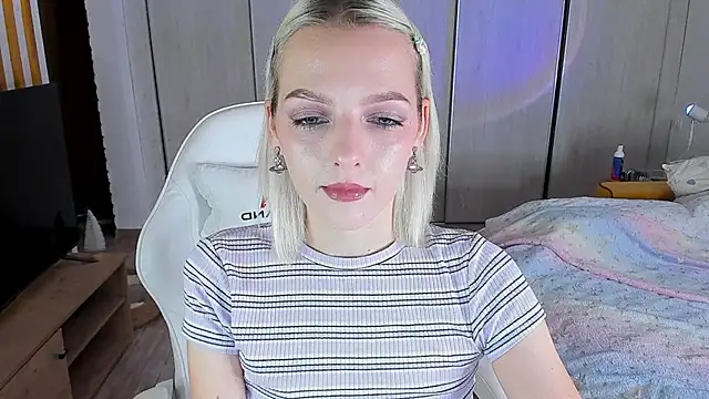 Snapshot of ice_pixie chatting on 12/21/24, 04:03 ice pixie online show from 12/21/24, 04:03