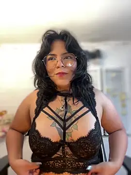 JulianaCastillo online show from 12/31/24, 05:11