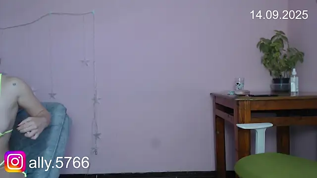 Snapshot of CoreAlejito chatting on 09/14/25, 10:09 CoreAlejito online show from 09/14/25, 10:09