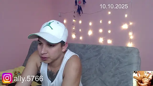 Snapshot of CoreAlejito chatting on 10/10/25, 10:42 CoreAlejito online show from 10/10/25, 10:42