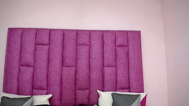 Snapshot of CrushOnMe_ chatting on 10/19/25, 01:34 CrushOnMe online show from 10/19/25, 01:34