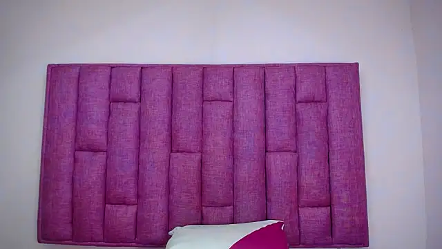 Snapshot of CrushOnMe_ chatting on 10/31/25, 07:37 CrushOnMe online show from 10/31/25, 07:37