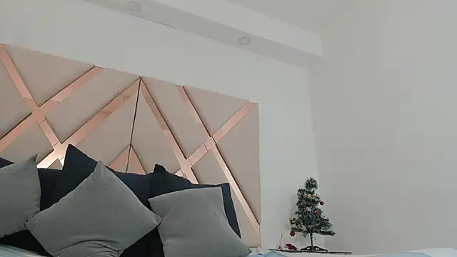 emma castilloo online show from 12/15/25, 11:09