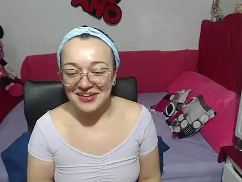 Snapshot of Angela_18honey chatting on 11/05/25, 02:33 Angela 18honey online show from 11/05/25, 02:33