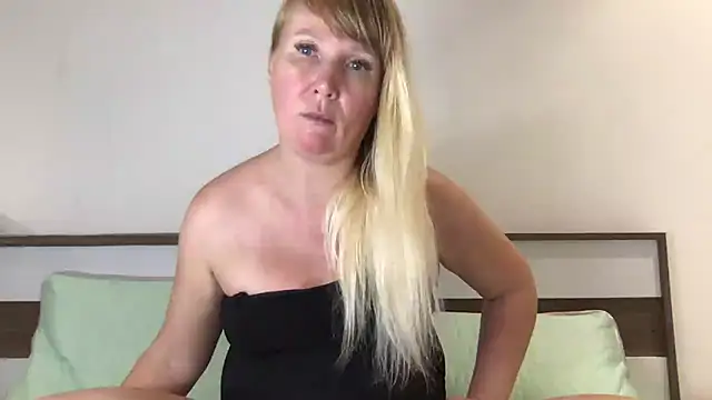 EmmaInLove23 online show from 12/17/24, 10:55