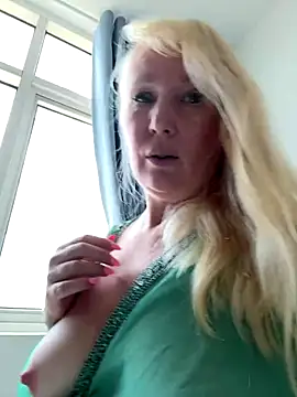 EmmaInLove23 online show from 10/19/25, 04:57