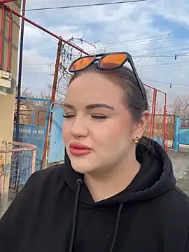 leila beayte  online show from 03/22/25, 02:14
