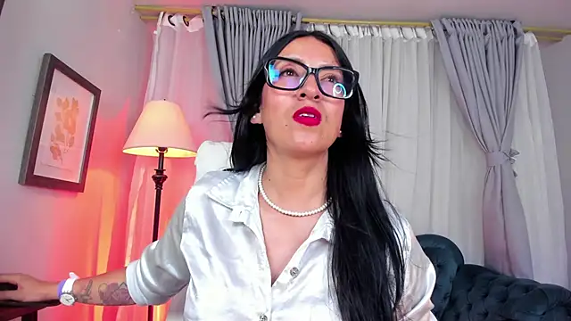 Snapshot of kira_moon__ chatting on 10/16/25, 10:11 kira moon online show from 10/16/25, 10:11