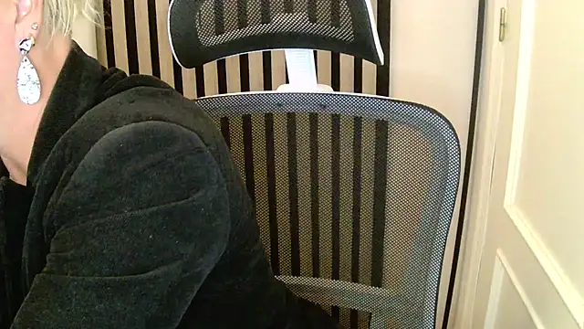 Snapshot of xxNoeliaxx chatting on 11/27/25, 07:43 xxNoeliaxx online show from 11/27/25, 07:43