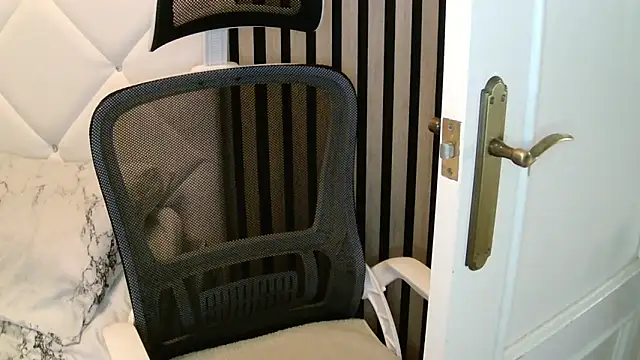 Snapshot of xxNoeliaxx chatting on 12/04/25, 08:01 xxNoeliaxx online show from 12/04/25, 08:01