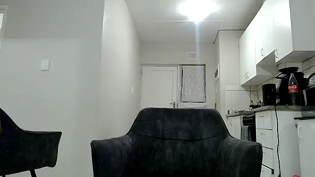 Snapshot of officialkhakes_za chatting on 01/05/25, 06:35 officialkhakes za online show from 01/05/25, 06:35