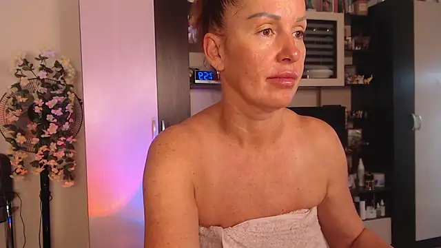 Snapshot of SheilaRyan chatting on 10/18/25, 04:59 SheilaRyan online show from 10/18/25, 04:59