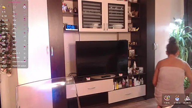 Snapshot of SheilaRyan chatting on 10/19/25, 05:08 SheilaRyan online show from 10/19/25, 05:08