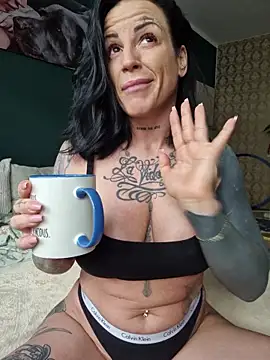 Snapshot of EmilyDiazofficial chatting on 12/14/25, 11:04 EmilyDiazofficial online show from 12/14/25, 11:04