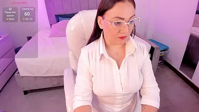 lady nylon  online show from 01/20/25, 12:18