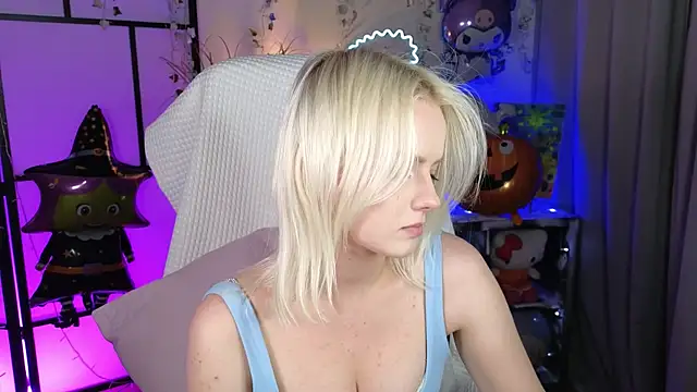 Snapshot of ImBonBon chatting on 10/22/25, 10:53 ImBonBon online show from 10/22/25, 10:53