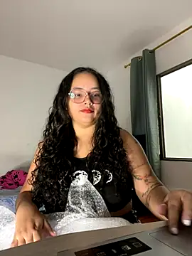 Snapshot of CurlyGirl_1 chatting on 09/15/25, 07:14 CurlyGirl 1 online show from 09/15/25, 07:14