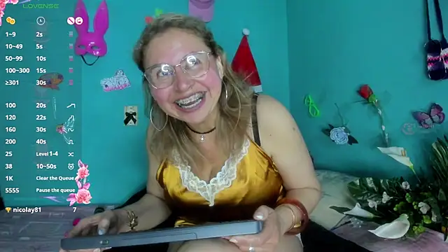 Snapshot of SheraHadee chatting on 12/18/25, 10:05 SheraHadee online show from 12/18/25, 10:05