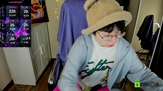 Snapshot of Melissa_Wells chatting on 10/12/25, 09:25 Melissa Wells online show from 10/12/25, 09:25