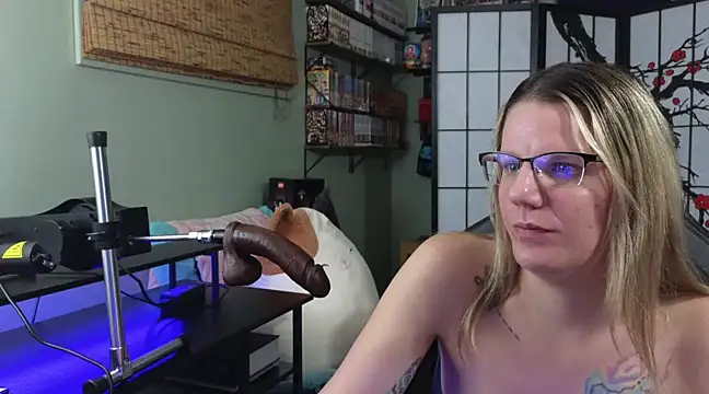 Snapshot of Sarahtineke chatting on 12/23/24, 06:16 Sarahtineke online show from 12/23/24, 06:16