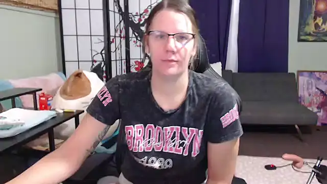 Snapshot of Sarahtineke chatting on 10/25/25, 03:18 Sarahtineke online show from 10/25/25, 03:18