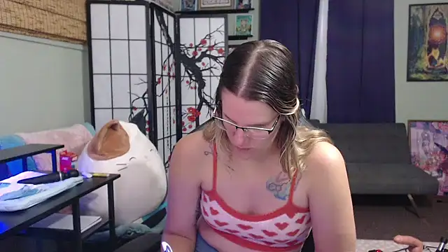 Snapshot of Sarahtineke chatting on 10/27/25, 04:22 Sarahtineke online show from 10/27/25, 04:22
