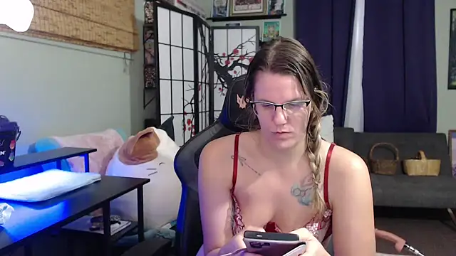 Snapshot of Sarahtineke chatting on 11/19/25, 05:35 Sarahtineke online show from 11/19/25, 05:35